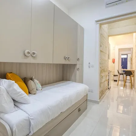 Luxury Apartment *