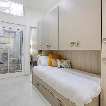Luxury Apartment *